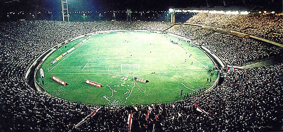 Vista aérea del estadio Nilton Santos durante un partido nocturno