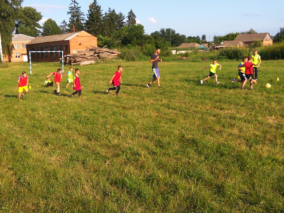 Vista aérea de un partido de fútbol en estadio lleno