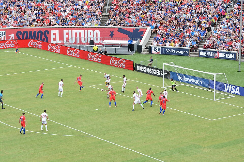 Un jugador preparando un saque de esquina en un estadio brasileño