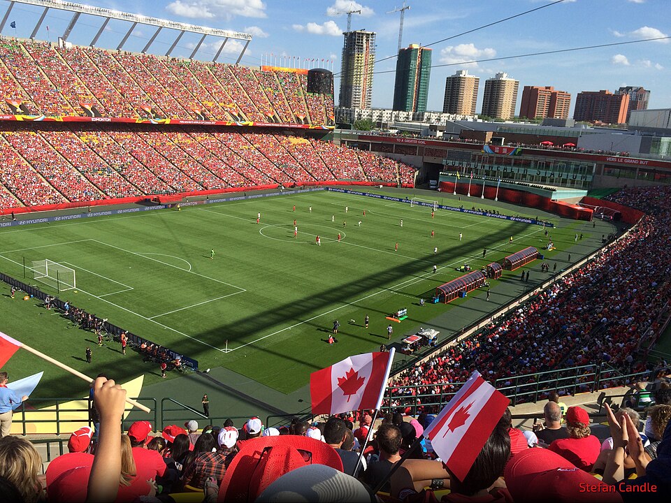 Vista panorámica de un estadio durante un partido de fútbol brasileño