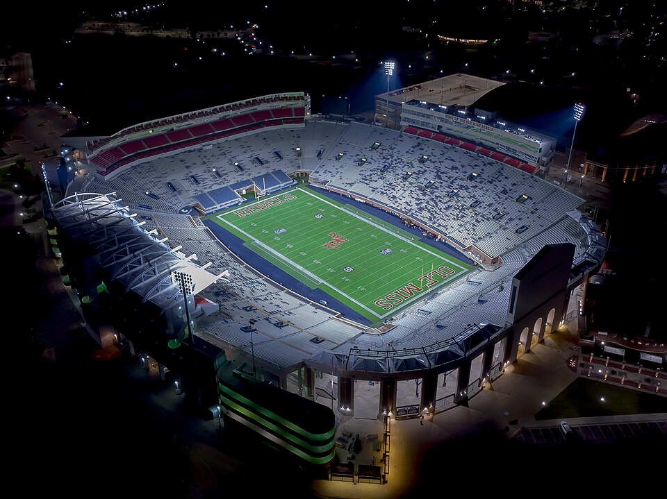 Vista aérea del estadio iluminado de noche