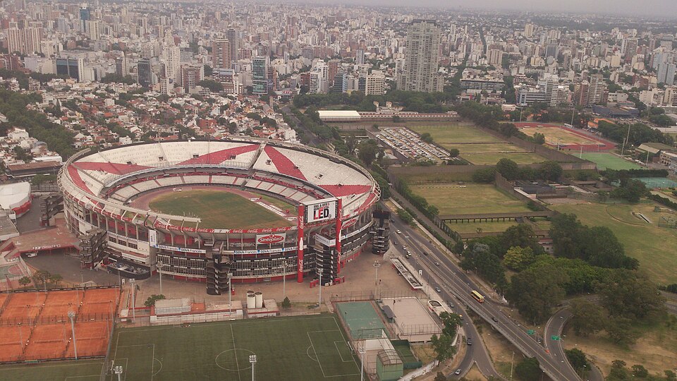 Vista aérea del Monumental de Núñez en un partido nocturno